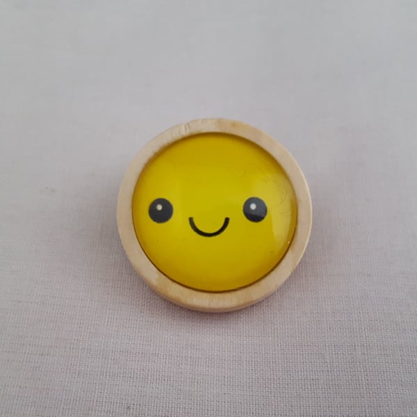 Yellow emoji brooch 005
