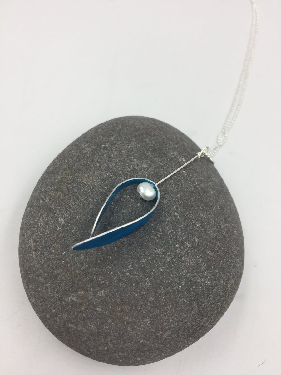 Anodised aluminium’Berry’ pendant in turquoise with white pearl