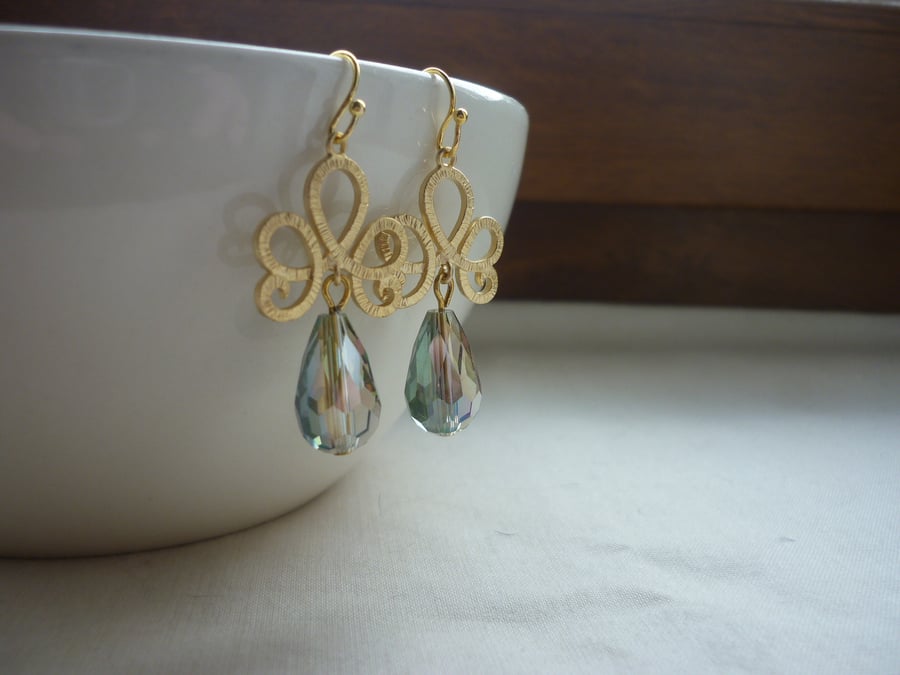 FACETED GREEN AND GOLD CRYSTAL FANCY EARRINGS.  1105