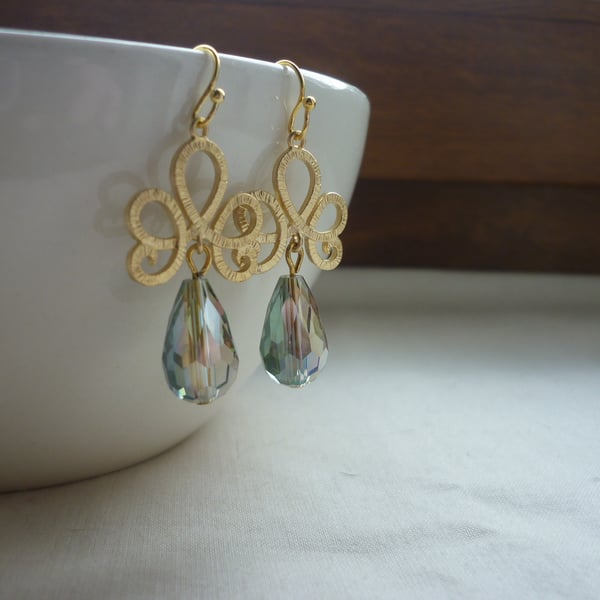 FACETED GREEN AND GOLD CRYSTAL FANCY EARRINGS.  1105