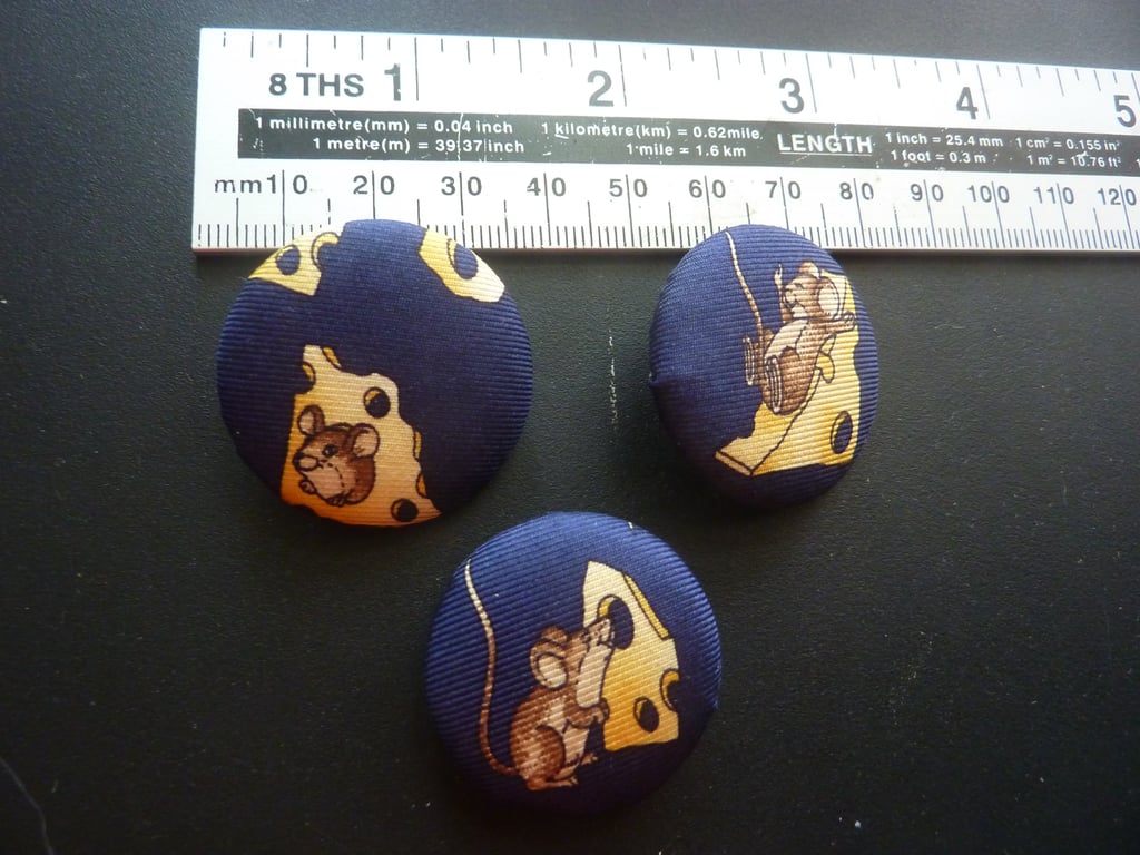 5 Silk Buttons Silly Mouse With Cheese 1.25ins 3cms 