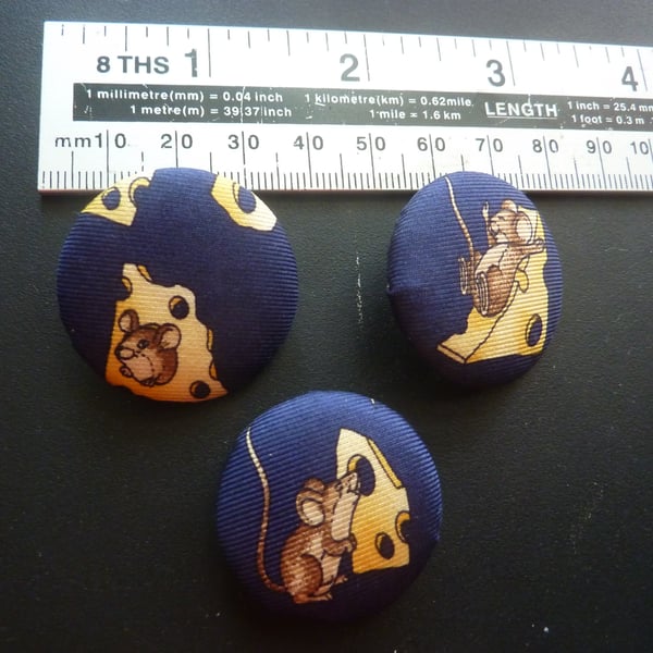 5 Silk Buttons Silly Mouse With Cheese 1.25ins 3cms 