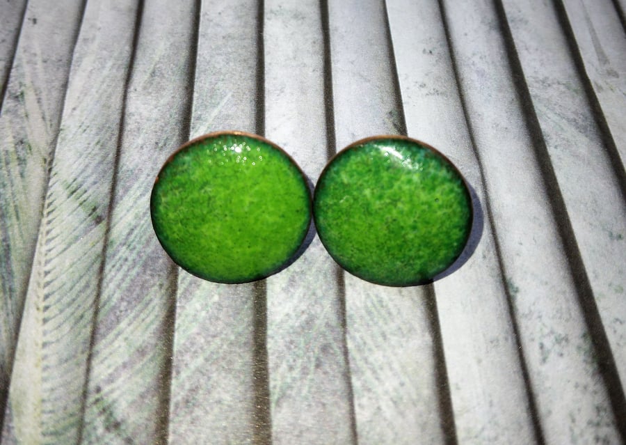15mm green stud earrings in enamelled copper 260