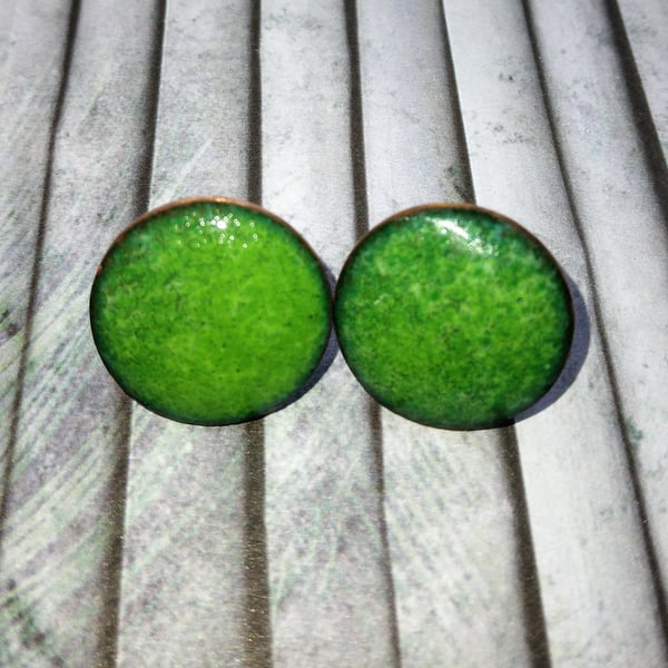15mm green stud earrings in enamelled copper 260