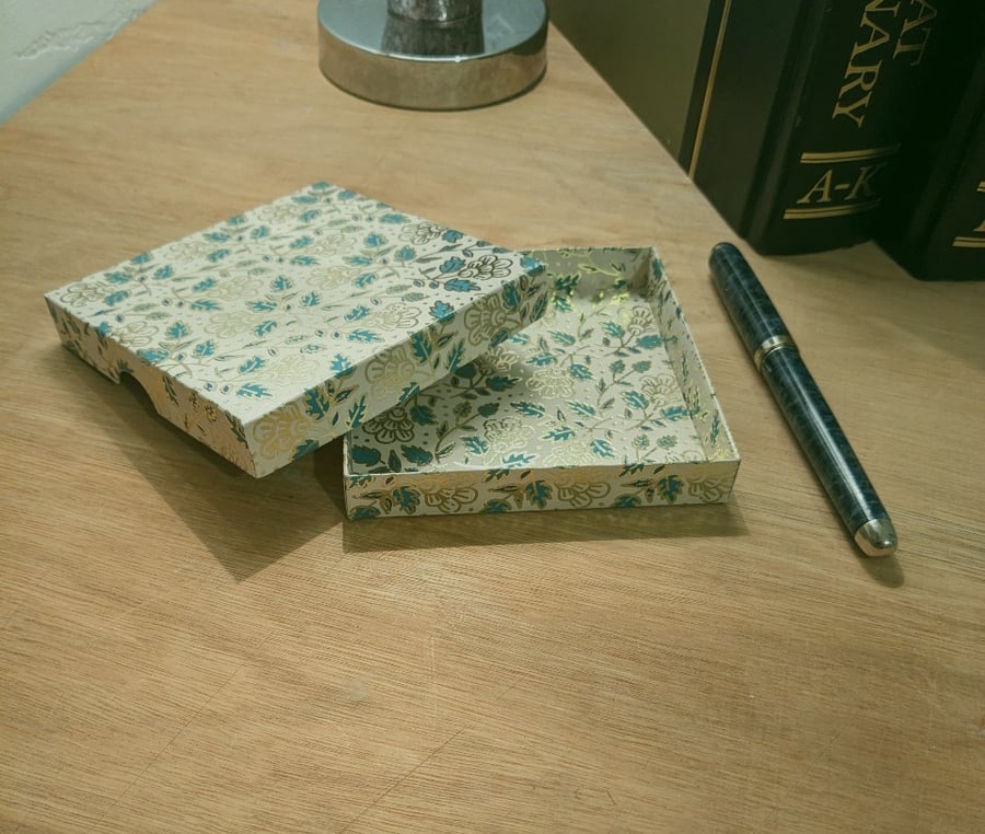 Garden Beauty 'Leaves of Gold' - A handmade, ultra-thin gift box (Code: FBGBLG)