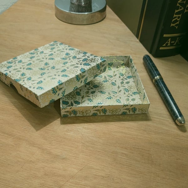 Garden Beauty 'Leaves of Gold' - A handmade, ultra-thin gift box (Code: FBGBLG)