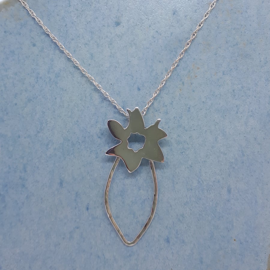 Silver daffodil necklace