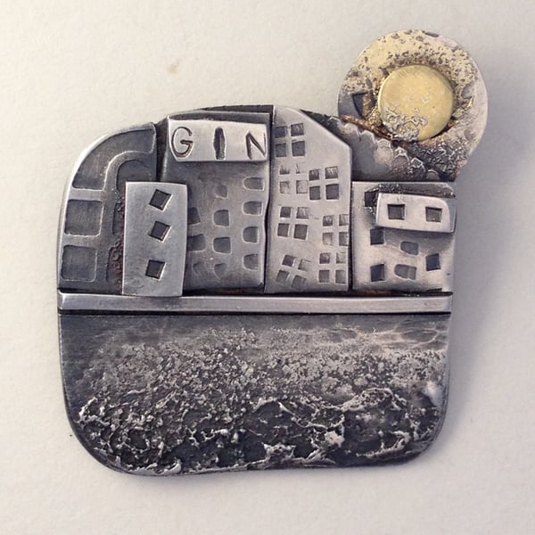 Gin wharf brooch