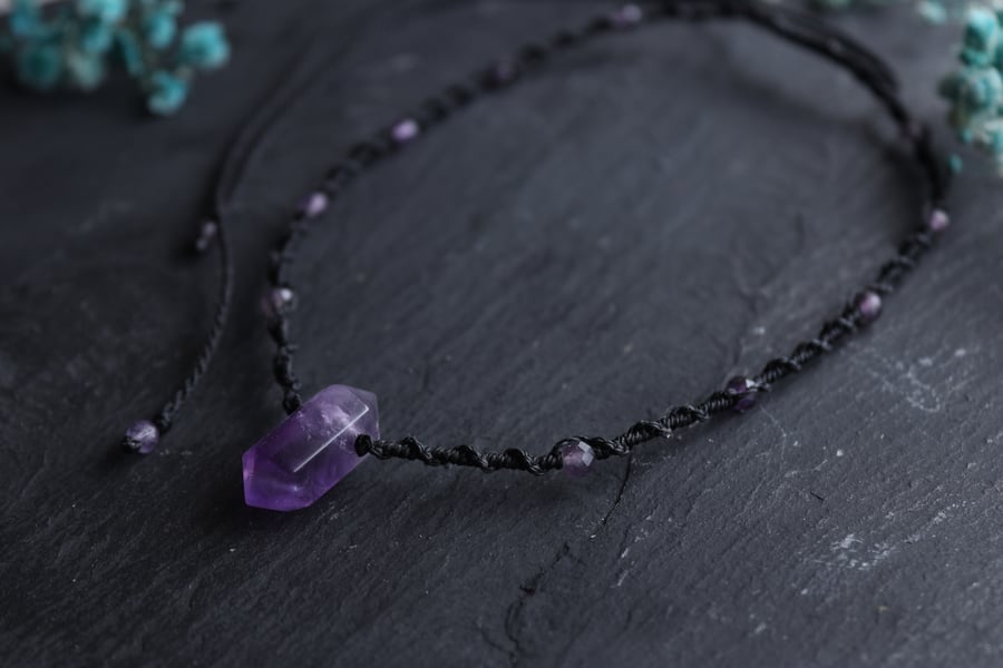 Adjustable nacklace with Amethyst in black