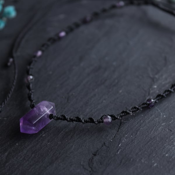 Adjustable nacklace with Amethyst in black