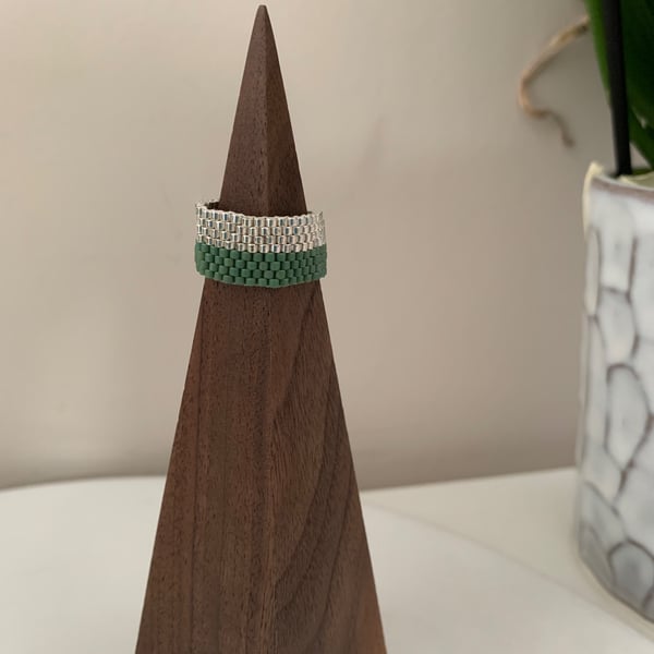 Minimalistic two coloured beaded ring