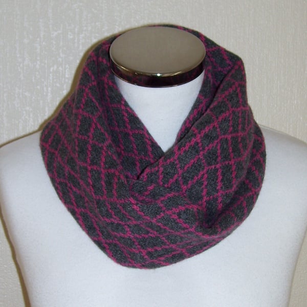 Merino Lambswool Circle Scarf Coal Grey Pink