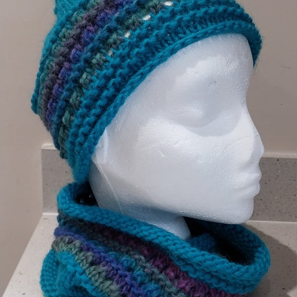 Handknit chunky wool hat and cowl set SM