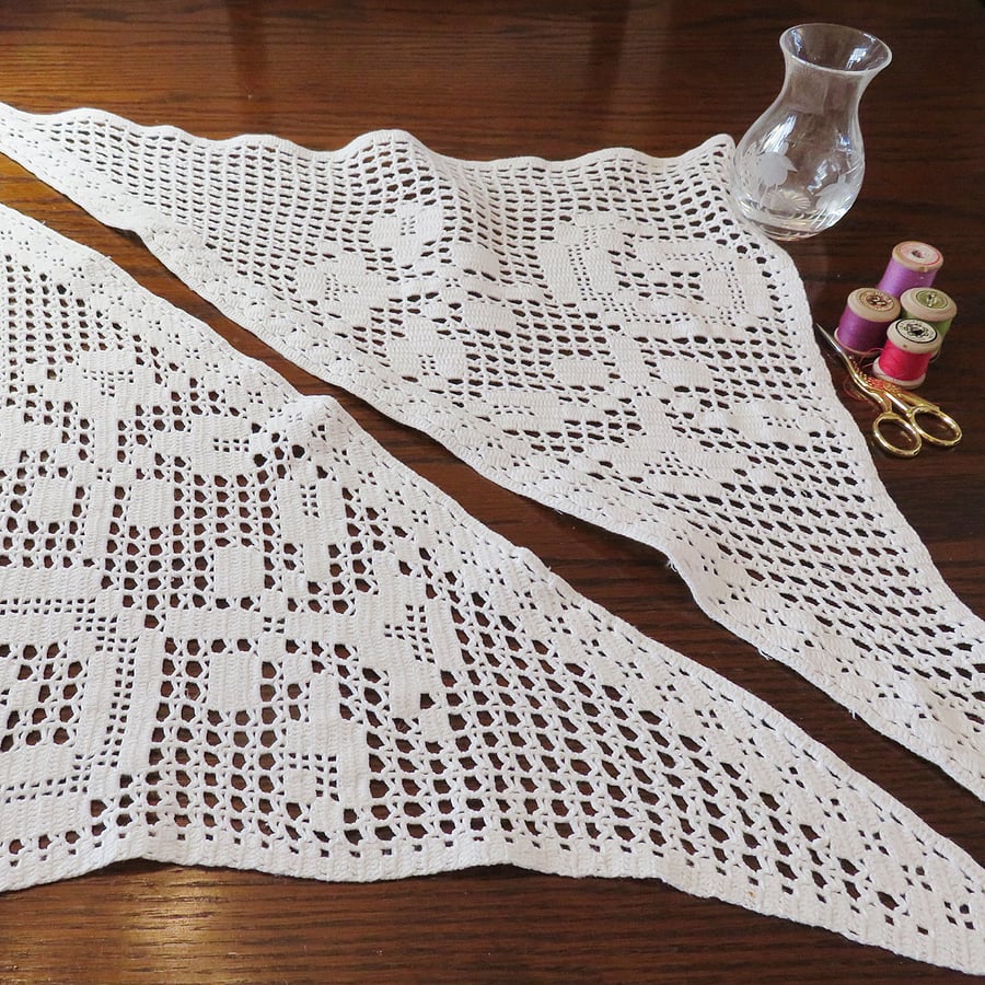 Vintage Crochet Lace Corner Panels with Roses