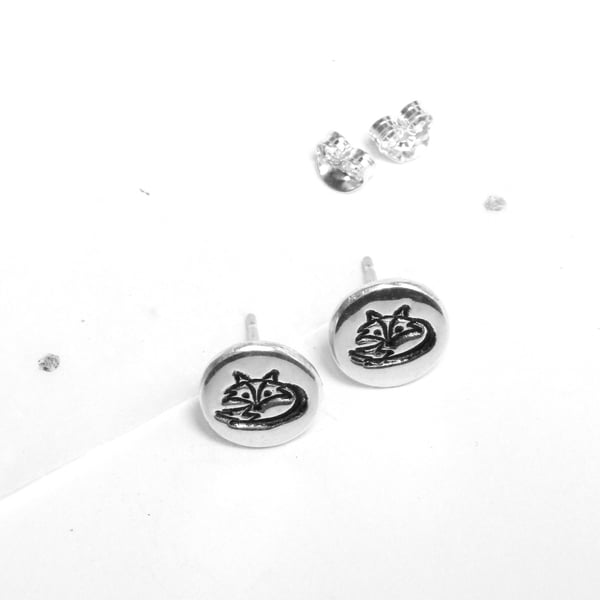 Sleepy fox circle stud earrings