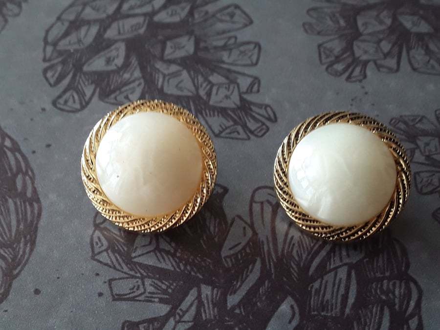 7 8" 22.4mm 36L Italian Gold and Pearl x 3 buttons