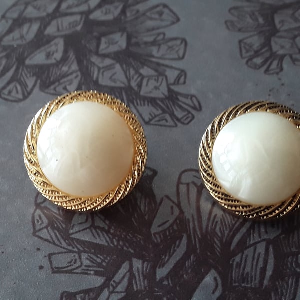 7 8" 22.4mm 36L Italian Gold and Pearl x 3 buttons
