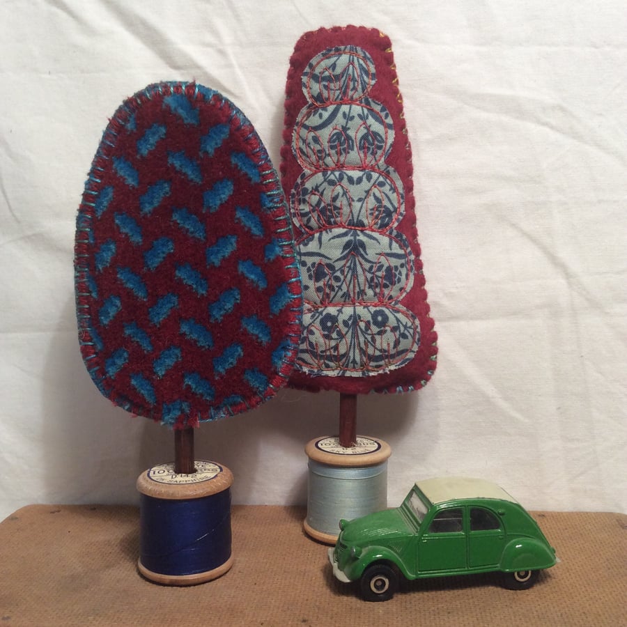 Cotton reel tree - Moquette Dark Red with blue