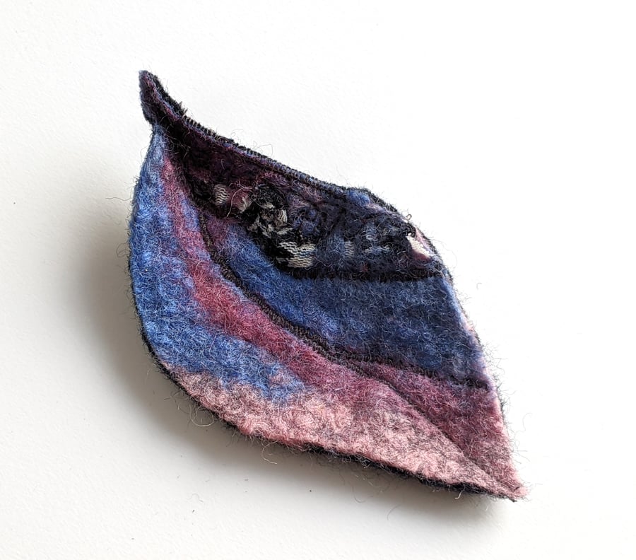 Felted leaf brooch : sky blue pink 