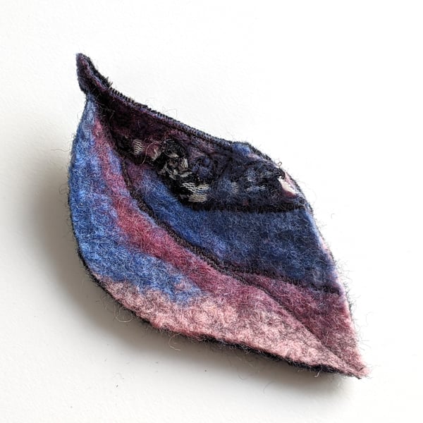 Felted leaf brooch : sky blue pink 