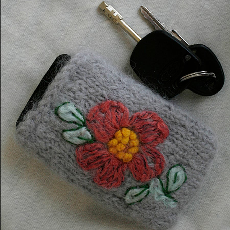 Flower gadget cosy with free pink heart gift tag