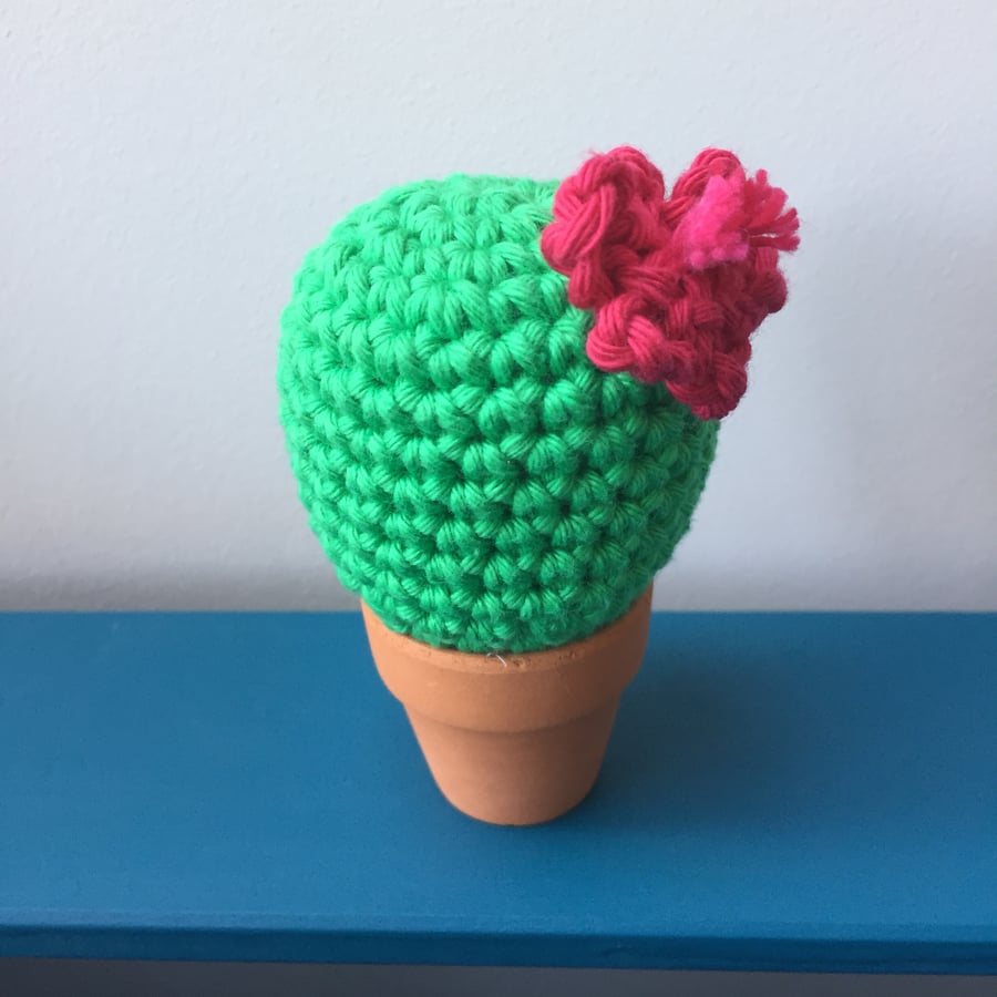 Crochet cactus with hot pink flower - green
