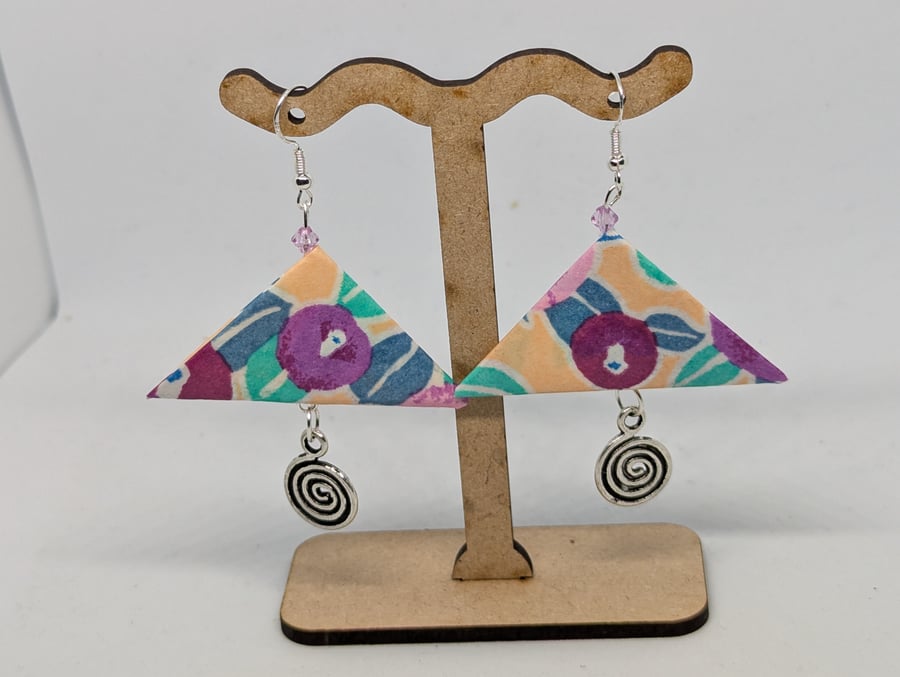 Triangle earrings: Japanese paper with camelias on coral background