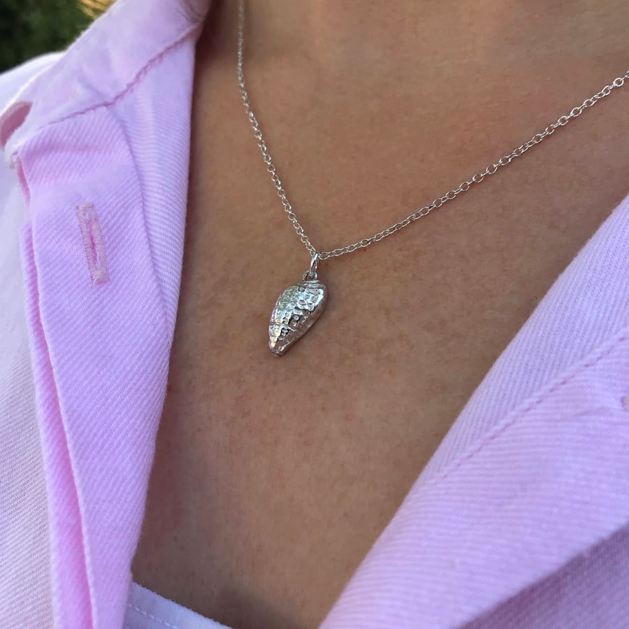 Silver shell necklace 