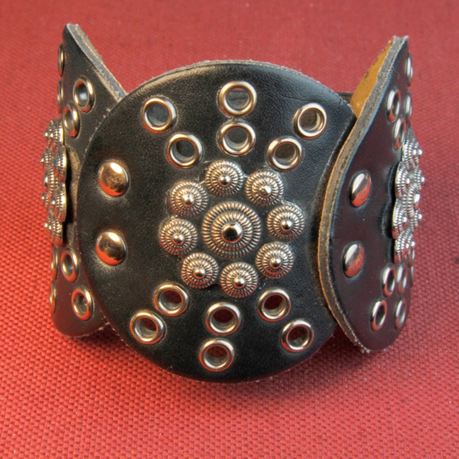 28 - DECORATIVE LEATHER BRACLET