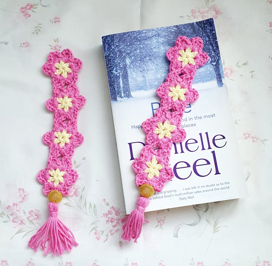 Pink Daisy crochet bookmark 