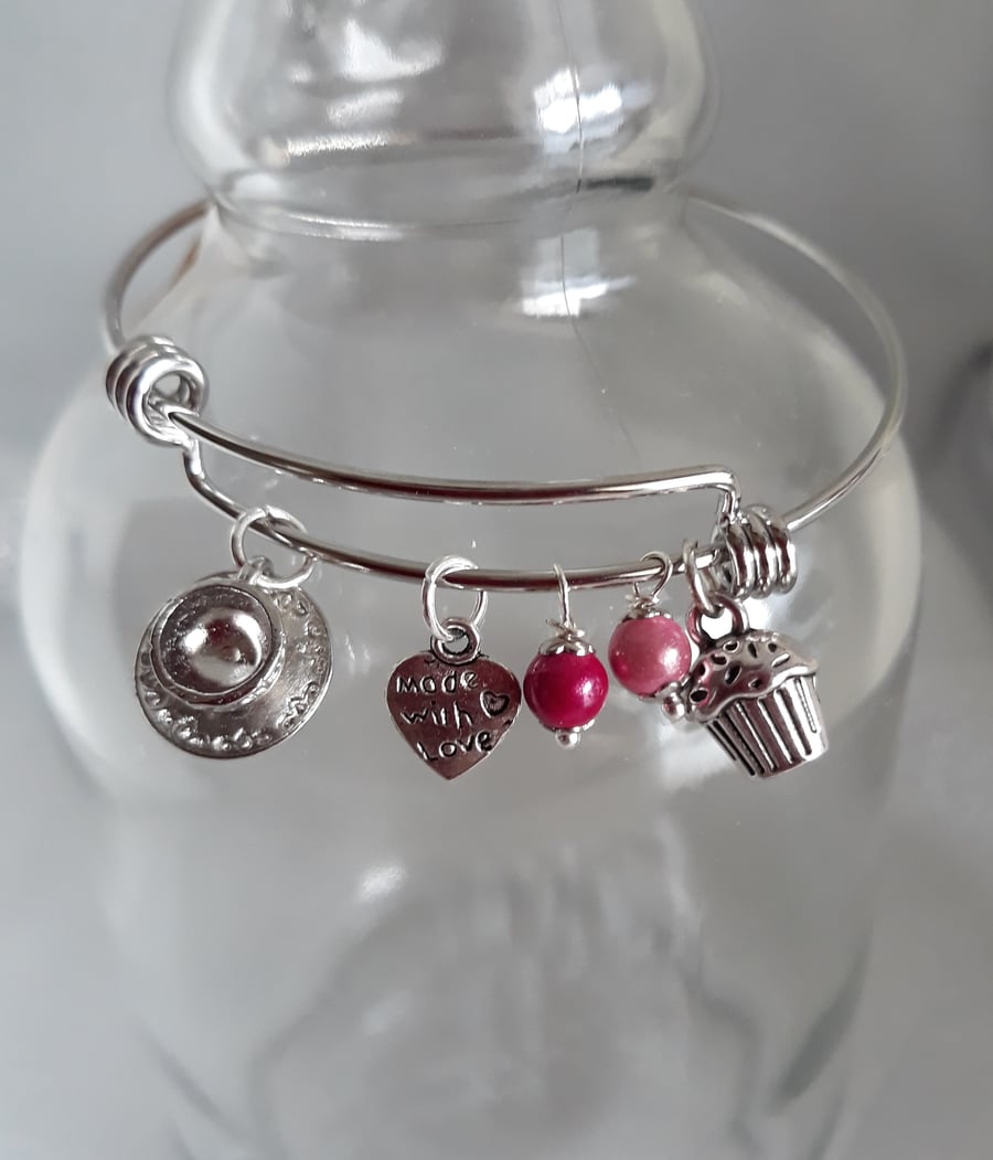 BR253 Expanding bangle with beads and charms