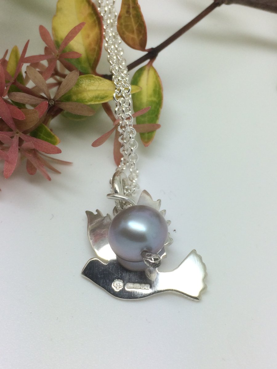 Dove pendant with grey pearl 