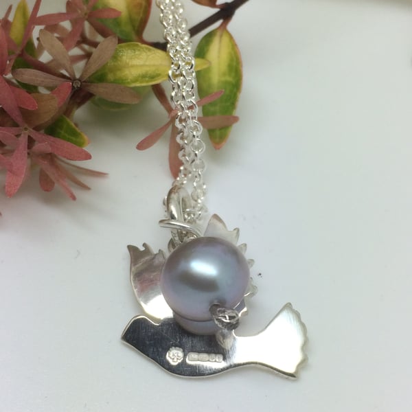 Dove pendant with grey pearl 