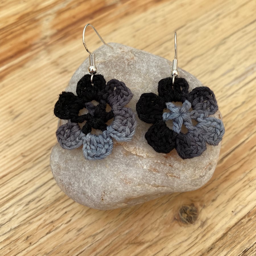 Flower earrings in black and grey on .925 silver hooks 