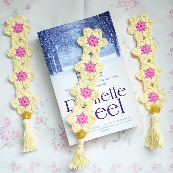 Cream Daisy crochet bookmark 