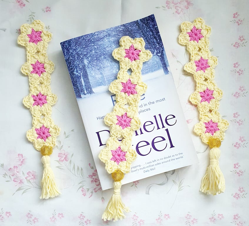 Cream Daisy crochet bookmark 
