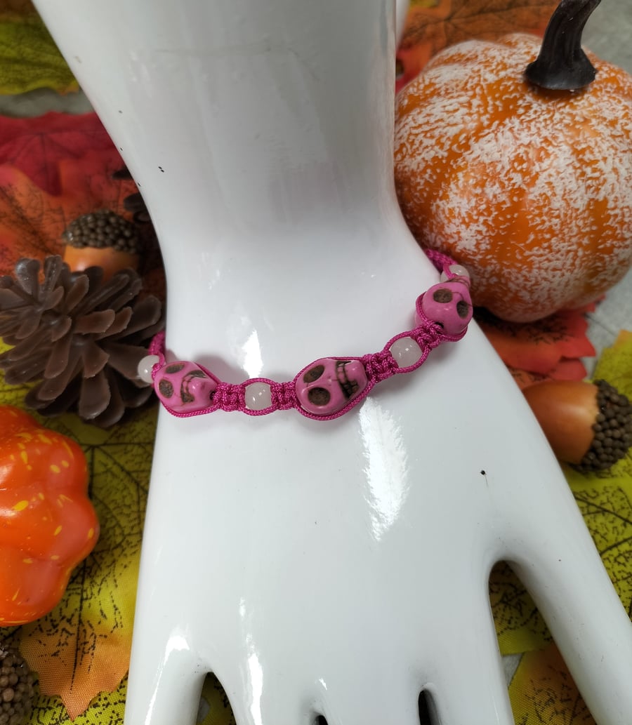 Halloween pink skull macrame bracelet with fluorecent beads