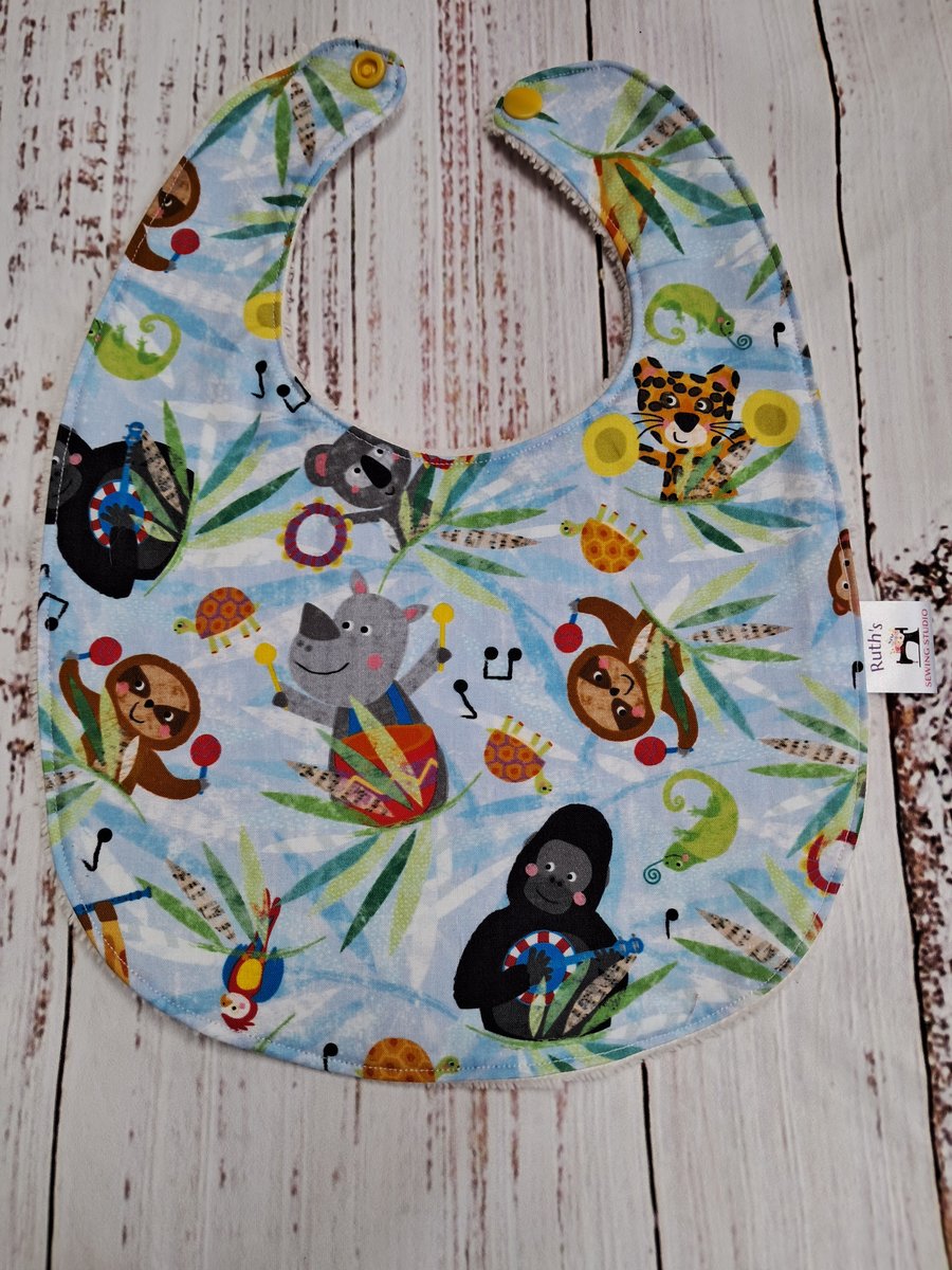 Bamboo baby bib with musical animals - size 3 to 12 months