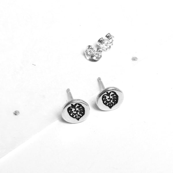 Small monstera circle stud earrings