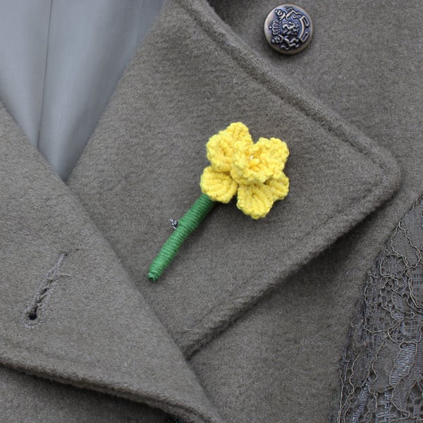 Daffodil brooch, macrame flower brooch