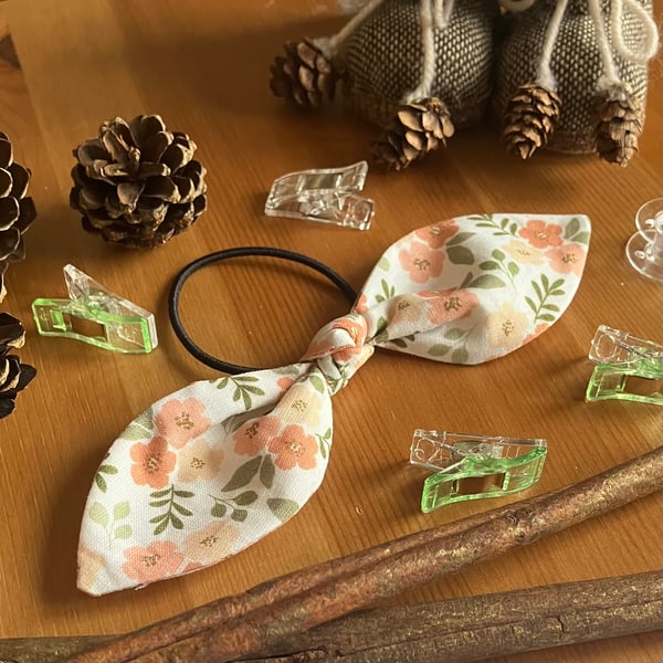 White Floral Patterned Bow Hair Accessories