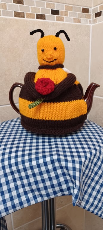 Hand Knitted Buzzy Bee Tea Cosy (A938)