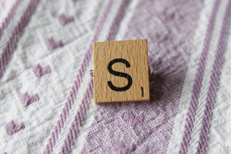 Scrabble style wooden letter brooch - S