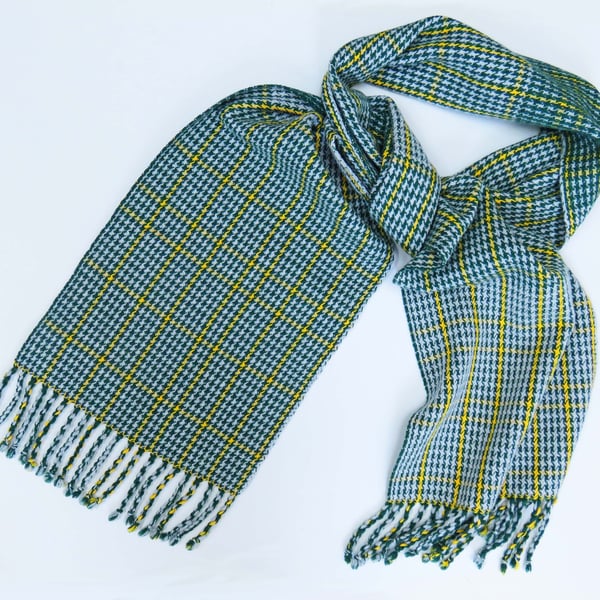 Handwoven houndstooth scarf