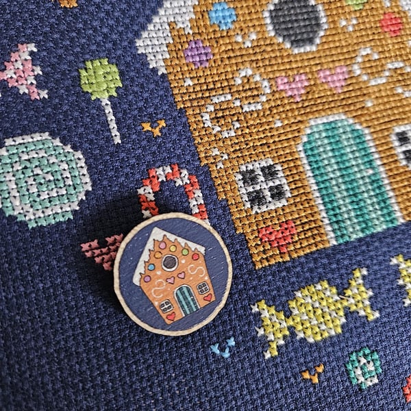 Gingerbread House Wooden Needle Minder