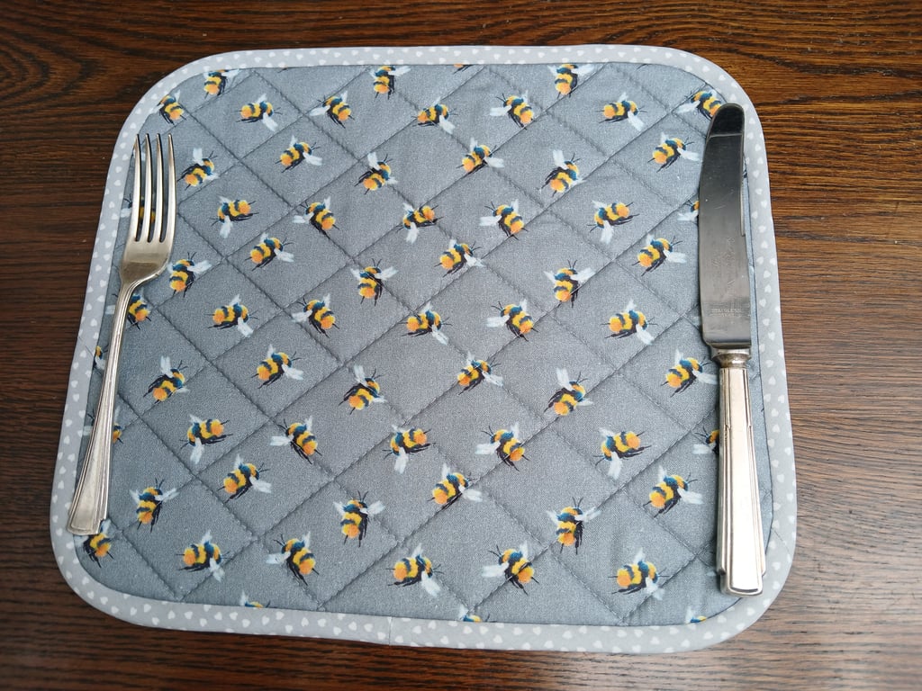 Placemat, Quilted Heat Resistant made in 100% Cotton Fabric Grey with Bees