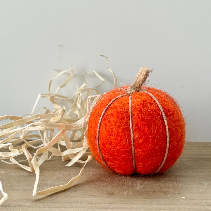 WOOL FELT PUMPKIN DECORATION - dark orange