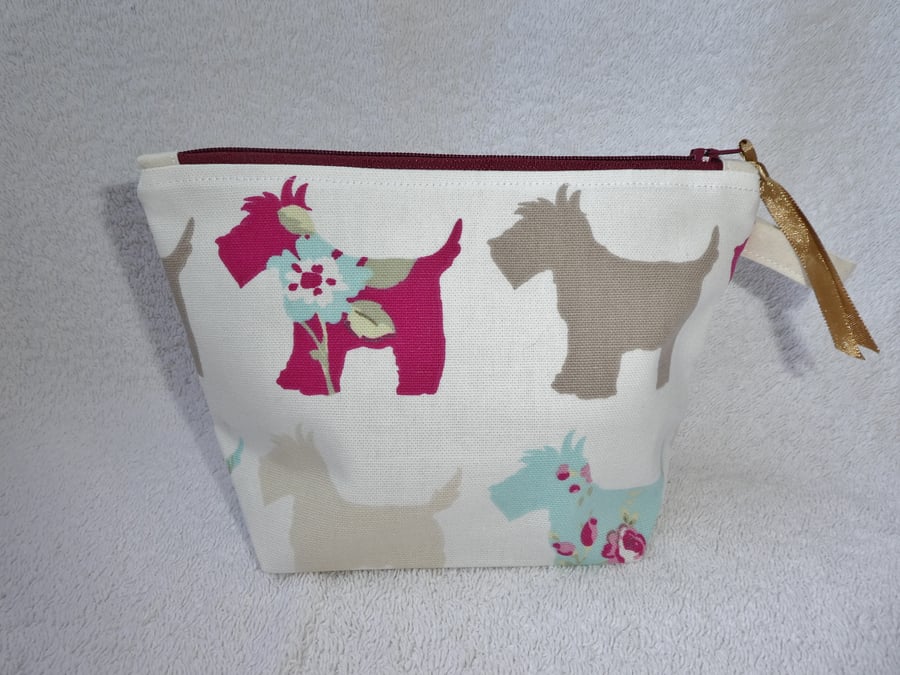 Scottie Dog Print Zipped Purse. Fully Lined with Gusset and Zip Pull.
