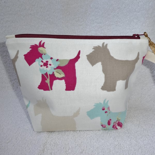 Scottie Dog Print Zipped Purse. Fully Lined with Gusset and Zip Pull.