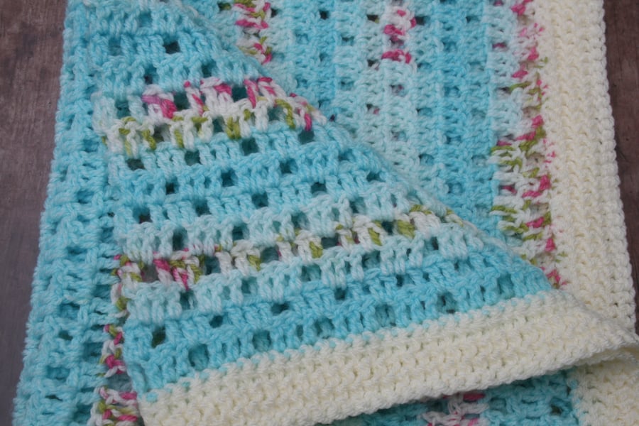 Vintage-style blossom blanket - Crocheted baby blanket -  Filet baby blanket.